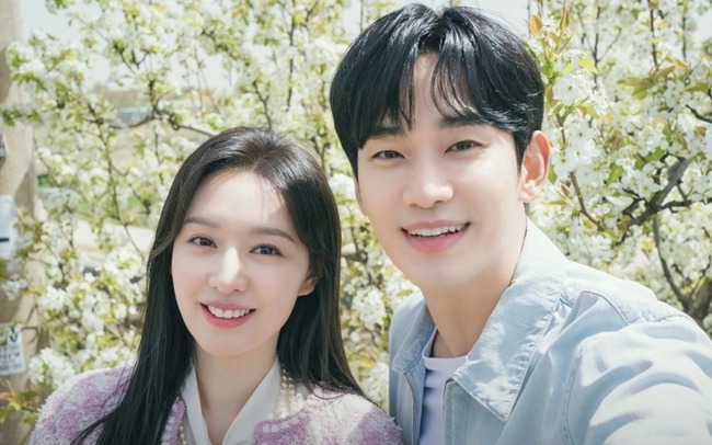 Kim Soo Hyun phủ nhận hẹn hò Kim Ji Won cũng làm nổ tranh cãi: Cứng rắn hay thiếu chuyên nghiệp?- Ảnh 1. Kim Soo Hyun phủ nhận hẹn hò Kim Ji Won cũng làm nổ tranh cãi: Cứng rắn hay thiếu chuyên nghiệp?- Ảnh 1.