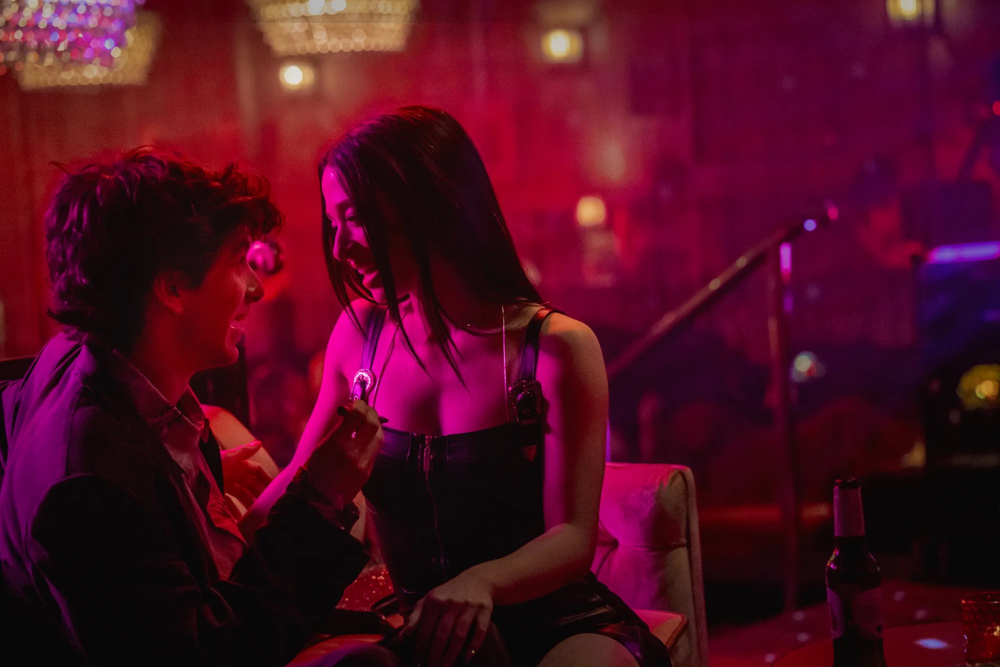 Phim 18+ gây bão Oscar 2025: Nữ chính xinh đẹp nóng bỏng vô cùng, không xem chắc chắn sẽ hối tiếc!- Ảnh 4. Phim 18+ gây bão Oscar 2025: Nữ chính xinh đẹp nóng bỏng vô cùng, không xem chắc chắn sẽ hối tiếc!- Ảnh 4.