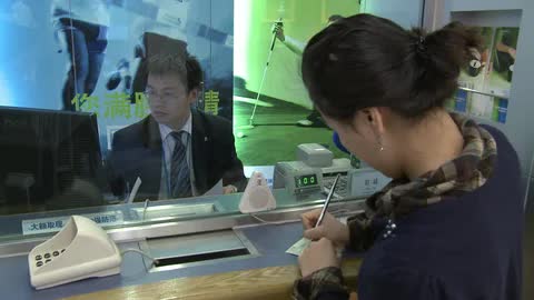 Khách đi rút gần 900 triệu nhưng bị từ chối và khóa tài khoản, nhân viên cho biết: “Dùng ngân hàng này thì phải theo điều kiện của chúng tôi…”- Ảnh 1.