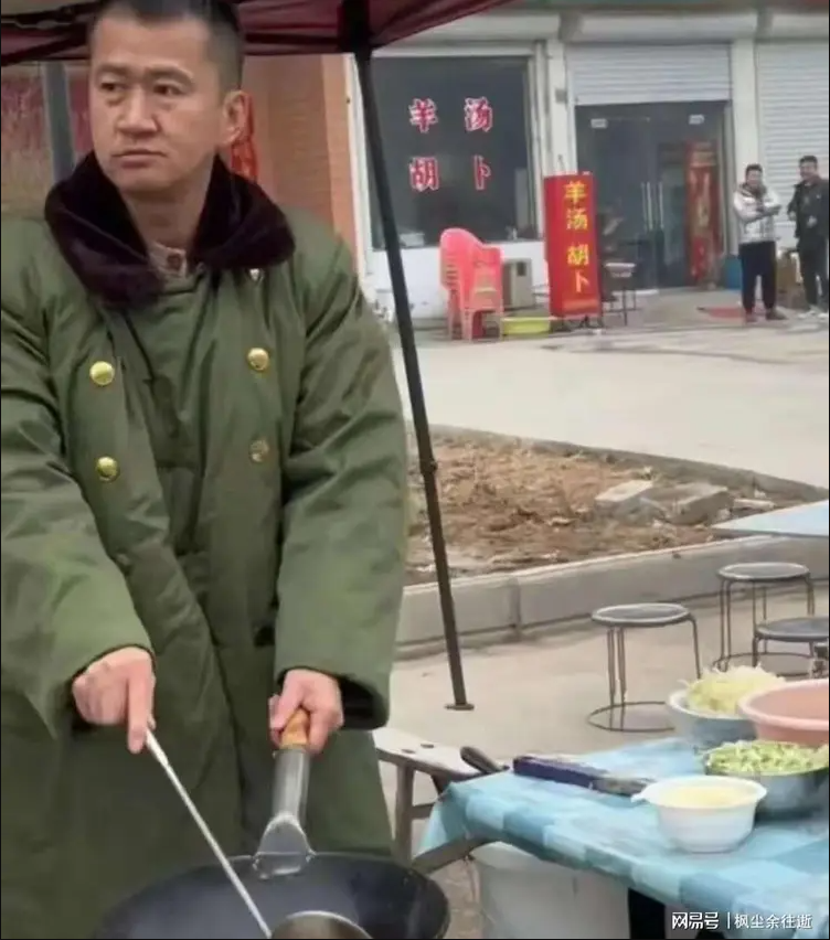 Bắt gặp nam diễn viên phim giờ vàng về quê bán mỳ, có 5 triệu fan mà tiền cát xê không đủ mua thuốc cảm- Ảnh 4. Bắt gặp nam diễn viên phim giờ vàng về quê bán mỳ, có 5 triệu fan mà tiền cát xê không đủ mua thuốc cảm- Ảnh 4.