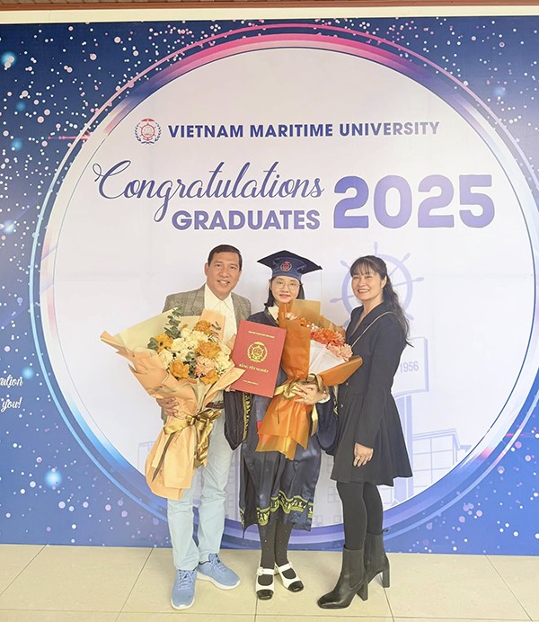 1-1736414083-882-width600height692 Con gái 'Táo kinh tế' Quang Thắng tốt nghiệp đại học - 1