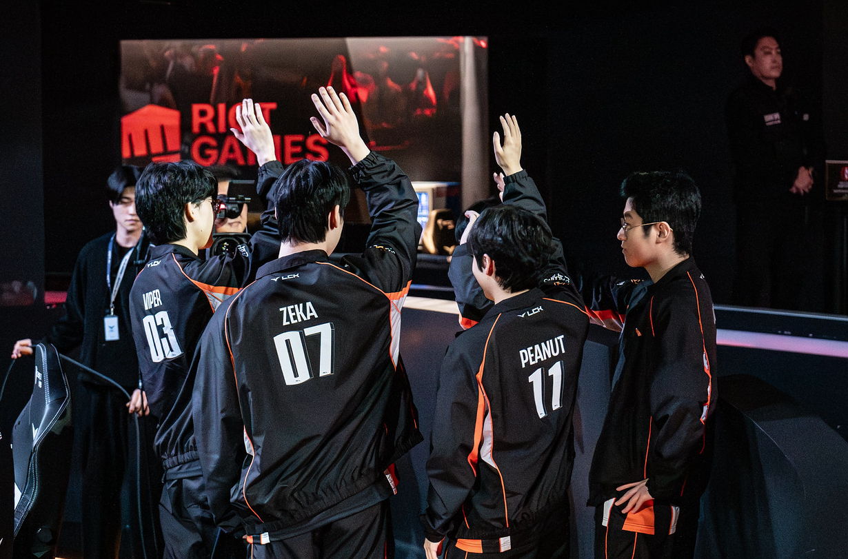 Liên tiếp hạ gục T1 và Gen.G, Zeus vẫn lộ vẻ không vui- Ảnh 1. Liên tiếp hạ gục T1 và Gen.G, Zeus vẫn lộ vẻ không vui- Ảnh 1.