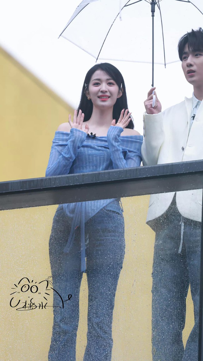 Mỹ nhân Trung Quốc đi ghi hình mà đẹp lịm con tim: Nhan sắc