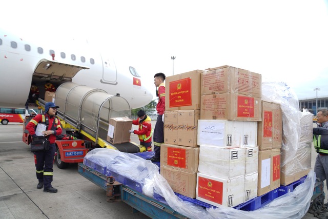 Toàn cảnh Myanmar 3 ngày sau động đất: Công tác cứu hộ chạy đua từng phút, quá nhiều khủng hoảng vẫn tiếp diễn sau thiên tai- Ảnh 8.