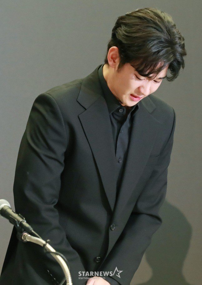 Kim Soo Hyun xin lỗi, bật khóc tại họp báo: 'Tôi là kẻ hèn nhát' - 1