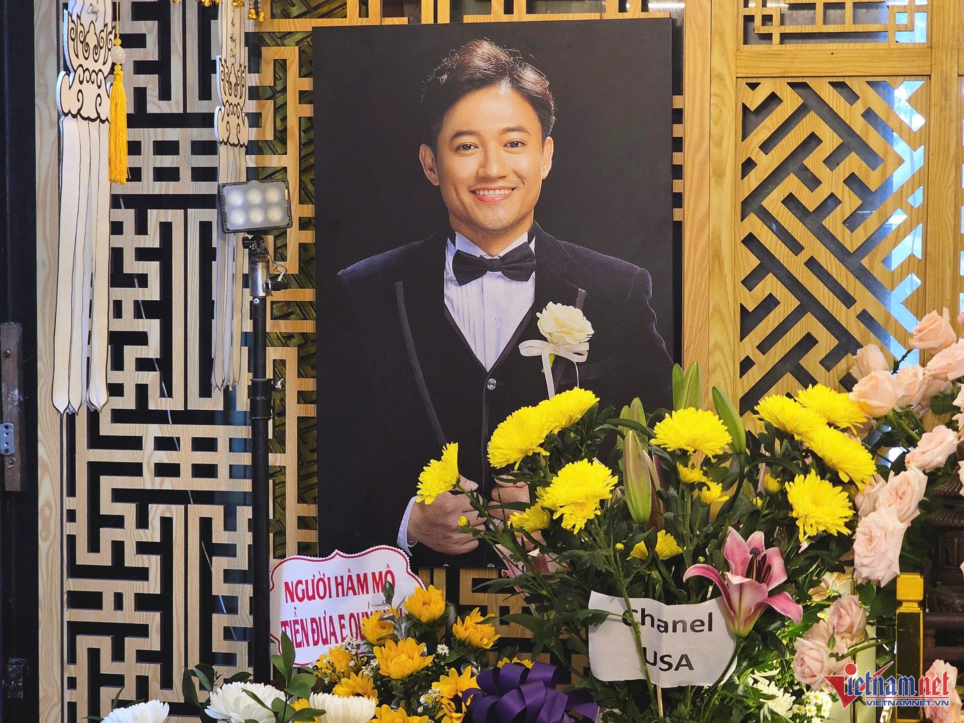 Lễ cúng 49 ngày Quý Bình: Vợ nam diễn viên xúc động với bức tranh, tâm thư fan gửi - 1