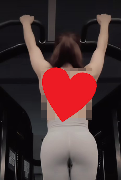 Không mặc áo để lên xà, nữ gymer khiến người xem cảm thấy phản cảm- Ảnh 1.