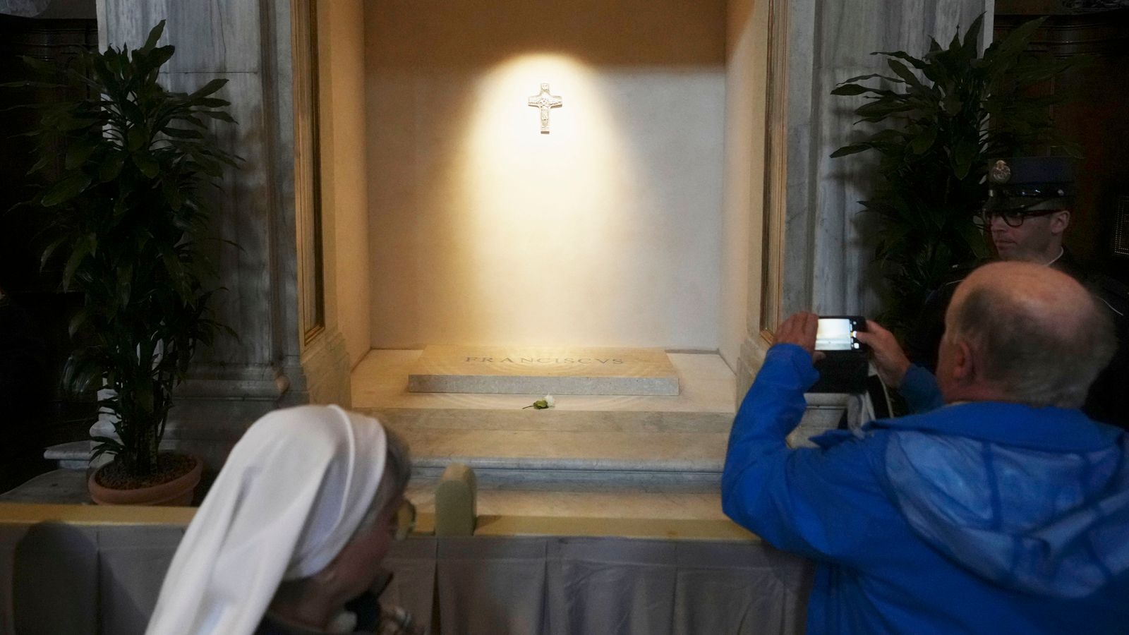 Dòng người dài viếng ngôi mộ vô cùng đơn giản của cố Giáo hoàng Francis- Ảnh 1. Dòng người dài viếng ngôi mộ vô cùng đơn giản của cố Giáo hoàng Francis- Ảnh 1.