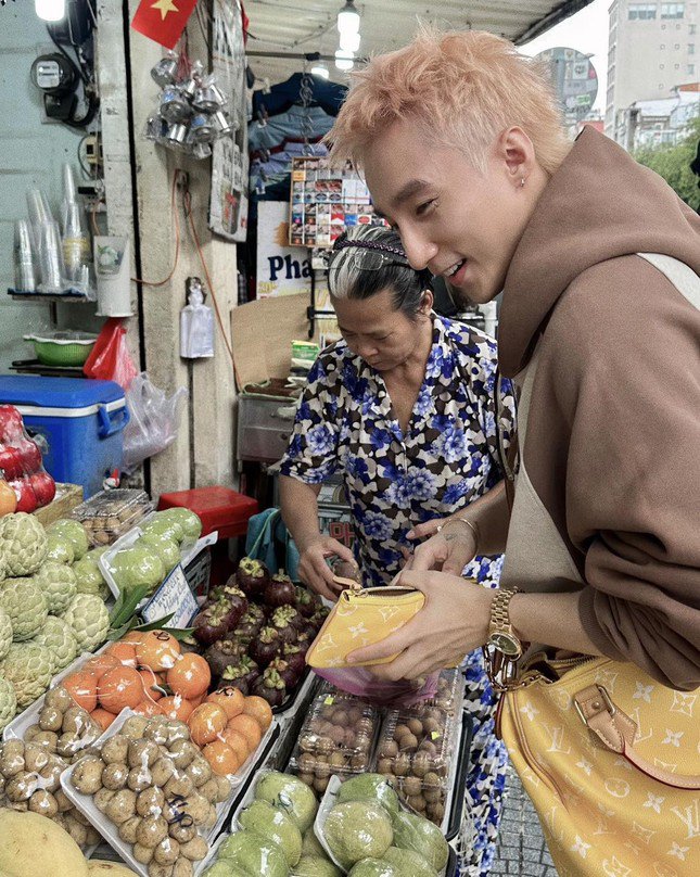 Sơn Tùng đi chợ Bến Thành, nhét xoài, măng cụt vào túi 300 triệu đồng - 1