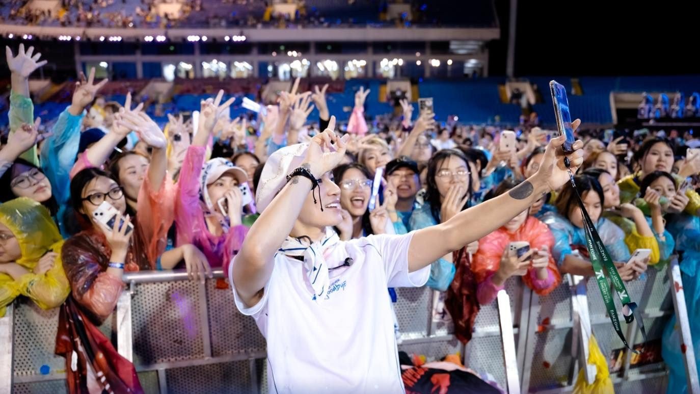 1-1746950349-11-width1374height773 Tranh cãi fan ướt như chuột lột đu Trấn Thành và 30 anh trai dưới mưa - 2