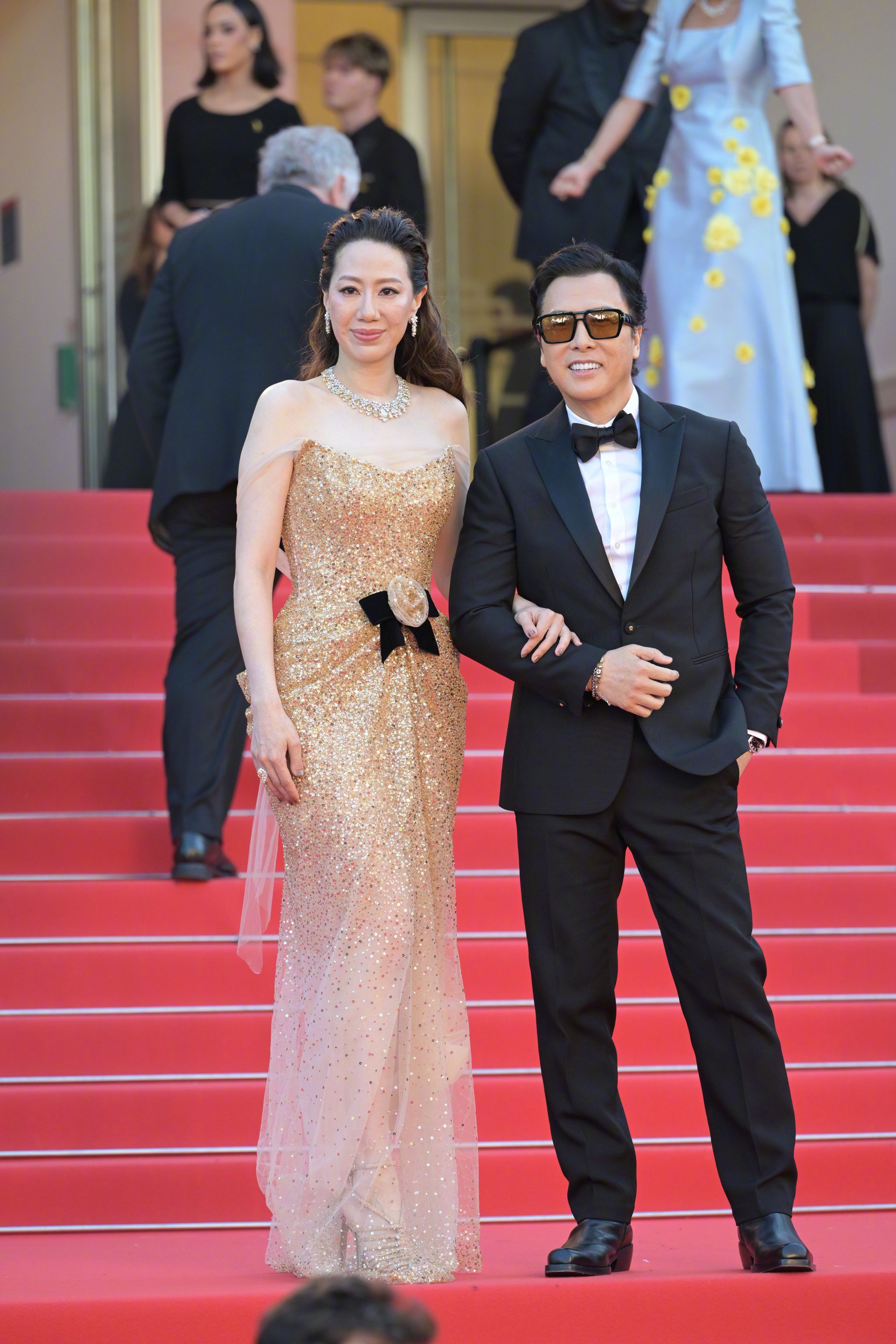 Chân Tử Đan dẫn vợ hoa hậu lên thảm đỏ Cannes, tỷ phú Amazon bị mạo danh - 1