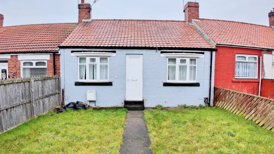 ngôi nhà ba phòng ngủ này ở Quận Durham trông khá bình thường khi nhìn từ bên ngoài. (Ảnh: RightMove)