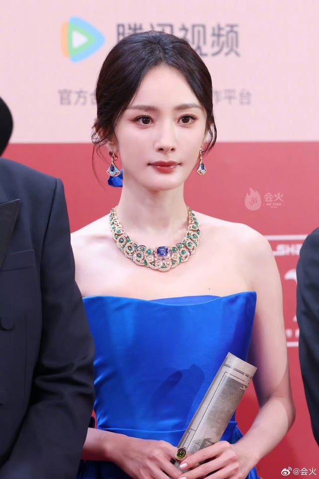 Sốc visual tuyệt đối xinh đẹp của Dương Mịch: Nhan sắc phá đảo cam thường, lên đồ đẳng cấp bùng nổ MXH- Ảnh 2. Sốc visual tuyệt đối xinh đẹp của Dương Mịch: Nhan sắc phá đảo cam thường, lên đồ đẳng cấp bùng nổ MXH- Ảnh 2.