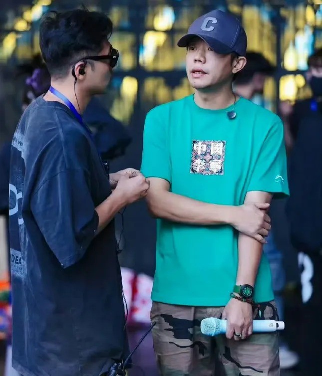 Một ca sĩ bị cấm sóng - 1