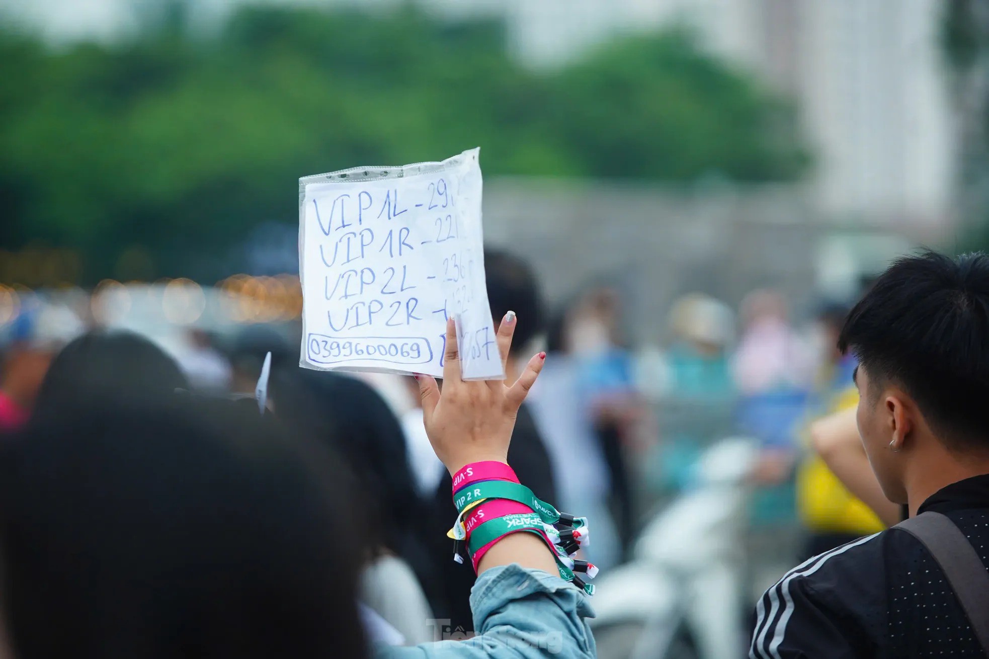 1-1750511145-292-width1966height1310 Giá vé show có G-Dragon giảm sâu, phe vé ế khách - 3