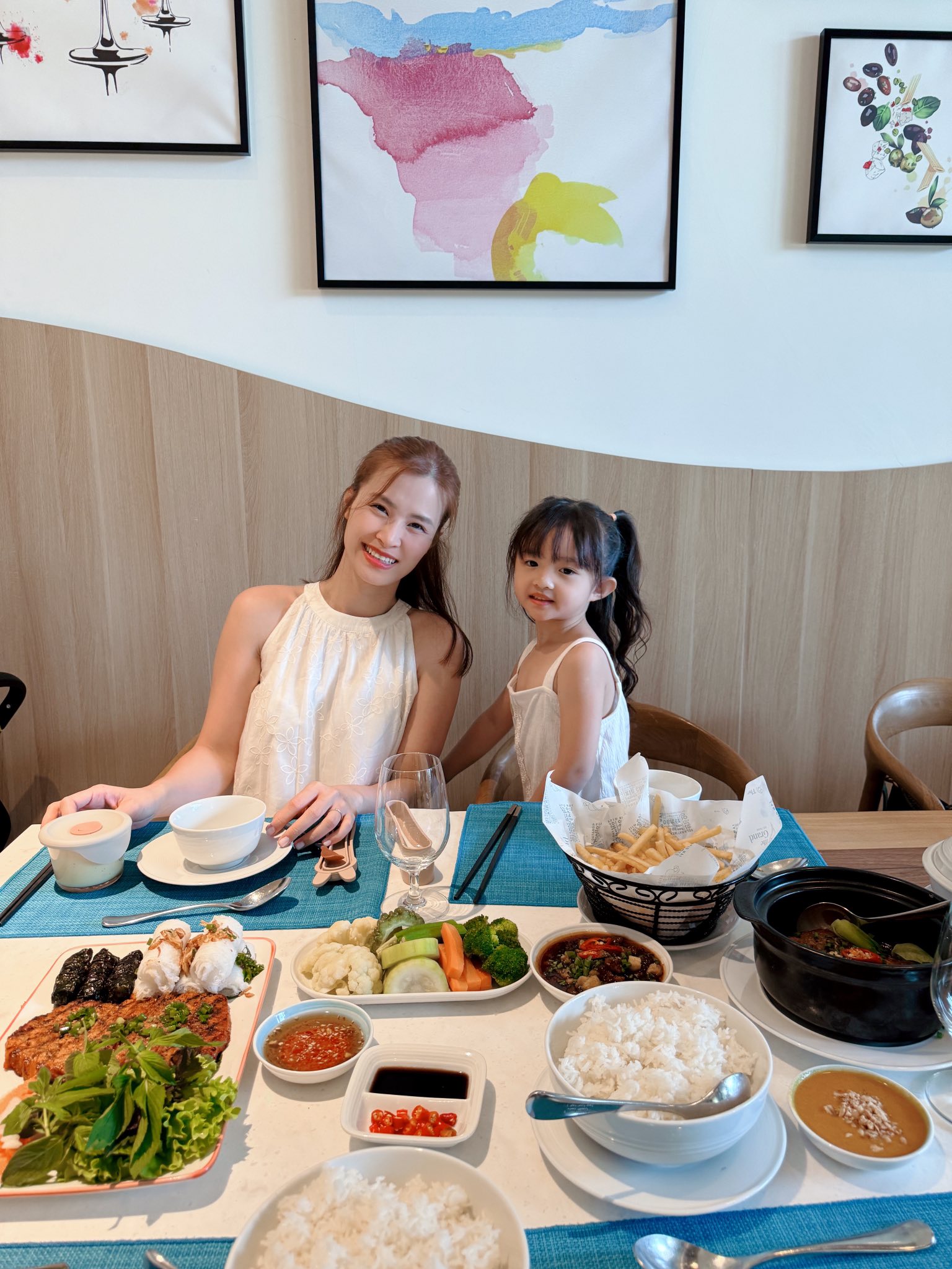 Sự thật phía sau bức ảnh 4 người nhà Đông Nhi - Ông Cao Thắng- Ảnh 2.