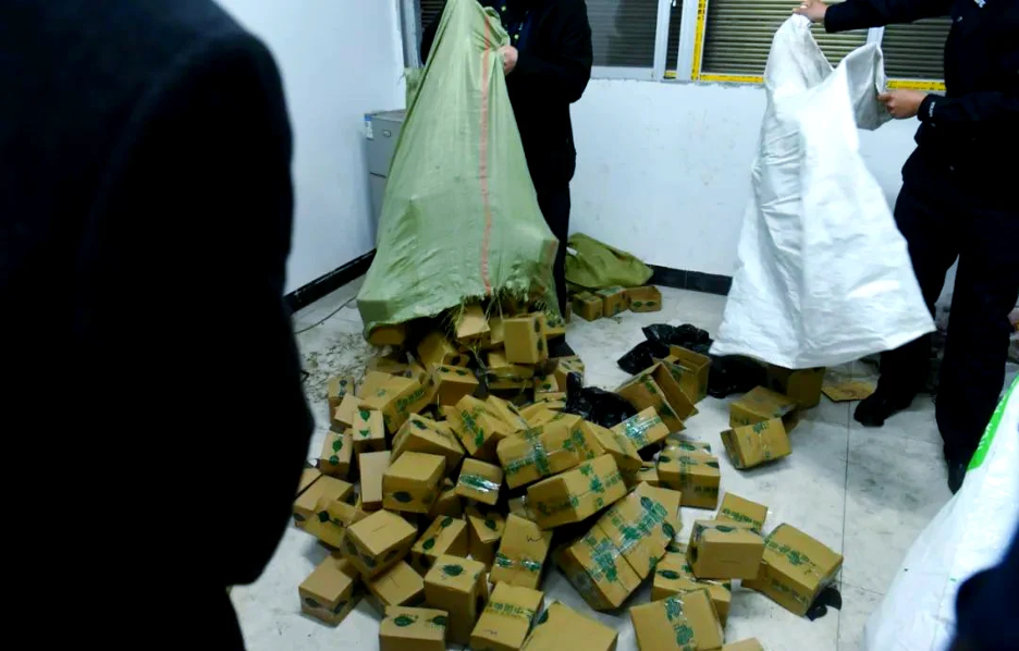 Theo dõi 100.000 gói hàng bất thường, cảnh sát triệt phá đường dây sản xuất thuốc giả doanh thu 765 tỷ đồng, tịch thu 500kg thuốc trong căn biệt thự- Ảnh 1.