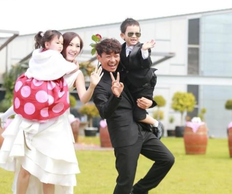 Nam diễn viên đi ăn với con trai, cậu bé bất ngờ làm 1 việc khiến bố