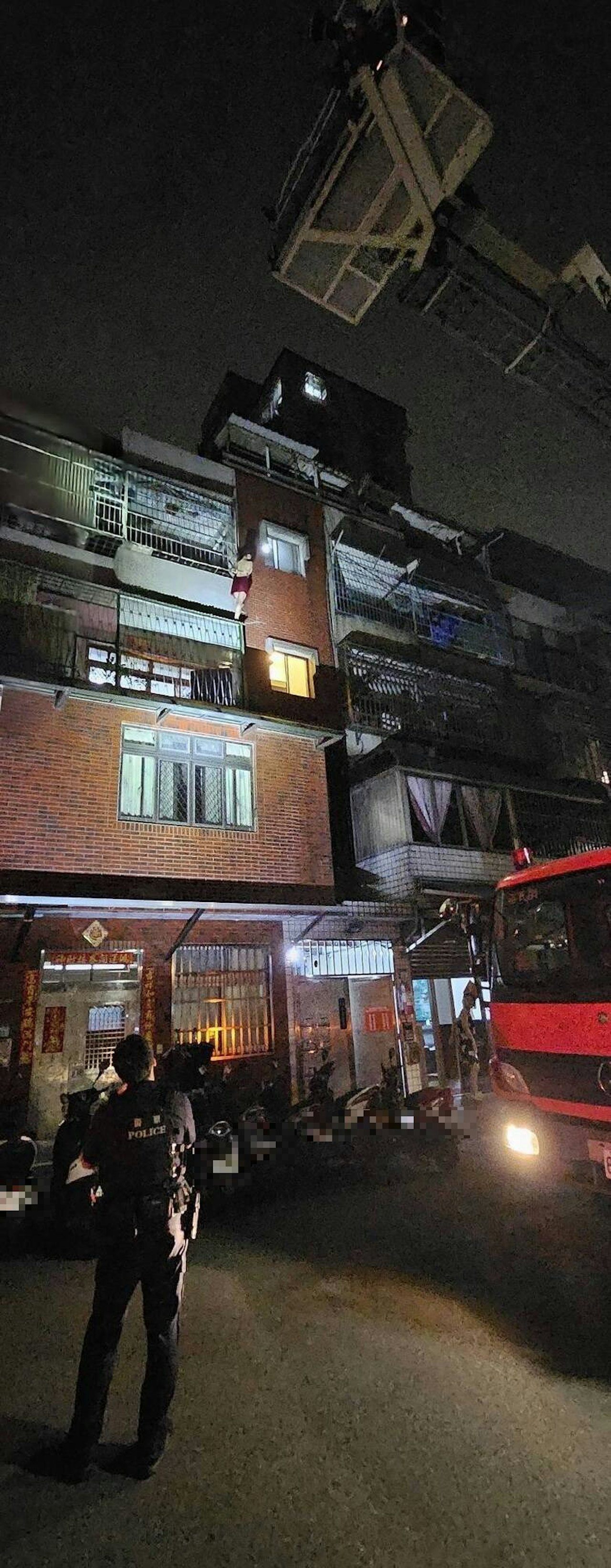 Tiểu tam mặc đồ ngủ, đứng chênh vênh trên mái hiên dọa tự tử - 1