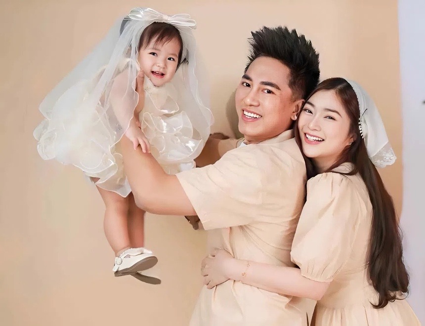 Hơn triệu người xem con gái Châu Khải Phong khóc tiễn bố đi diễn, ai cũng xuýt xoa: Con gái nhỏ như chiếc áo bông- Ảnh 3. Hơn triệu người xem con gái Châu Khải Phong khóc tiễn bố đi diễn, ai cũng xuýt xoa: Con gái nhỏ như chiếc áo bông- Ảnh 3.