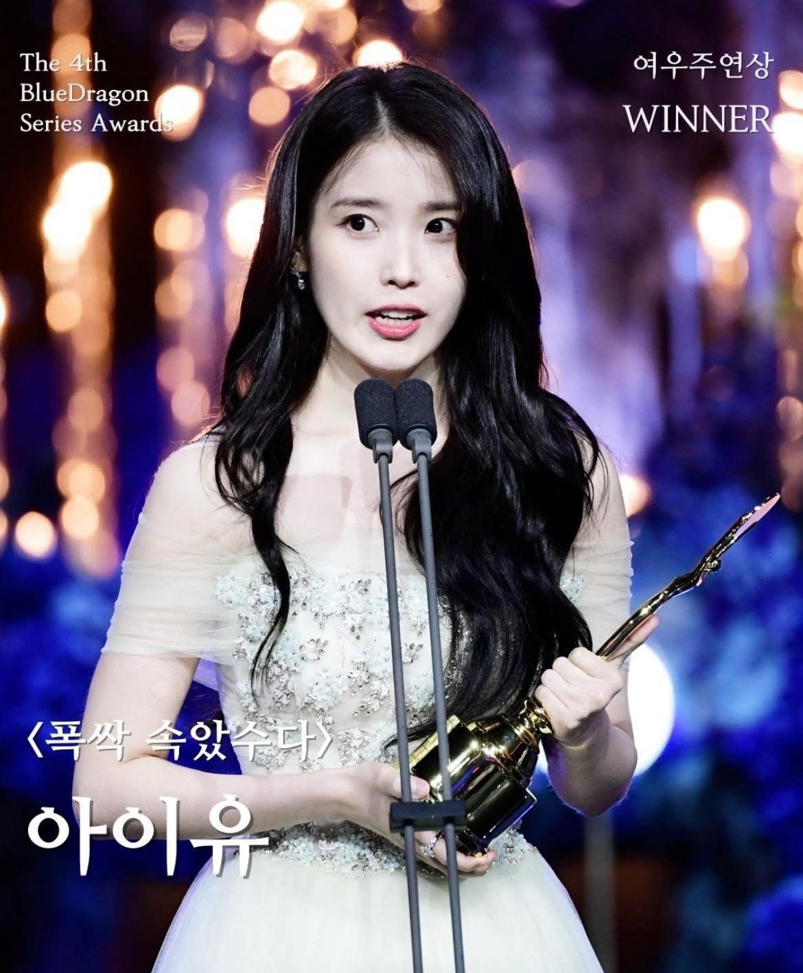 Khoảnh khắc nhận nhầm cúp khiến nam diễn viên muối mặt- Ảnh 1.