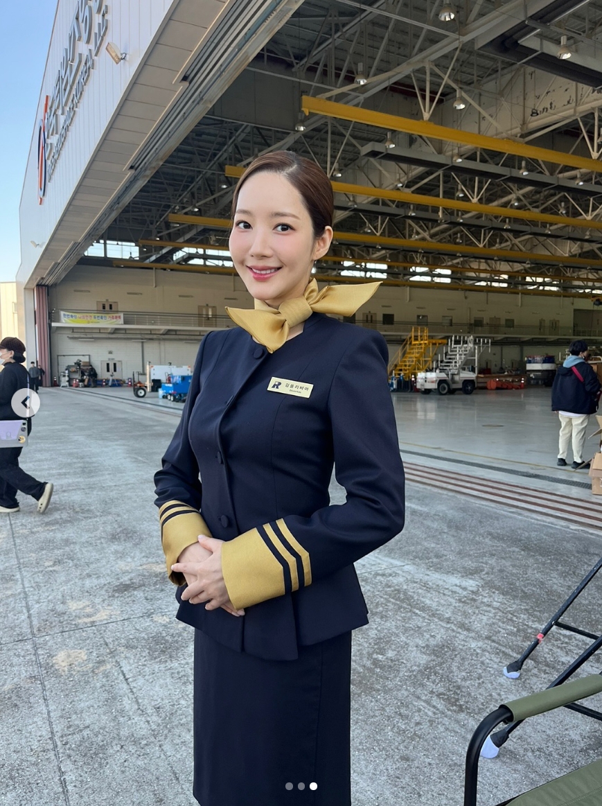 Tìm đâu được nữ tiếp viên hàng không đẹp cỡ này: Visual mướt mượt ngắm khó rời mắt, netizen rần rần thả tim không kịp- Ảnh 4.