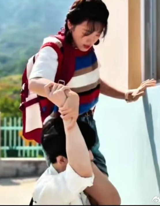 Khổ thân mỹ nam trắng đẹp quá cũng là cái tội: Bị body shaming đã đành, còn mang tiếng sống lỗi với bạn diễn- Ảnh 2.