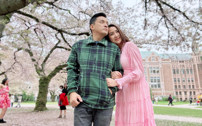 Chuyện tình đặc biệt của nam ca sĩ nổi tiếng cưới fan kém 17 tuổi, hạnh phúc làm bố lần 3 ở tuổi 51- Ảnh 5. Chuyện tình đặc biệt của nam ca sĩ nổi tiếng cưới fan kém 17 tuổi, hạnh phúc làm bố lần 3 ở tuổi 51- Ảnh 5.