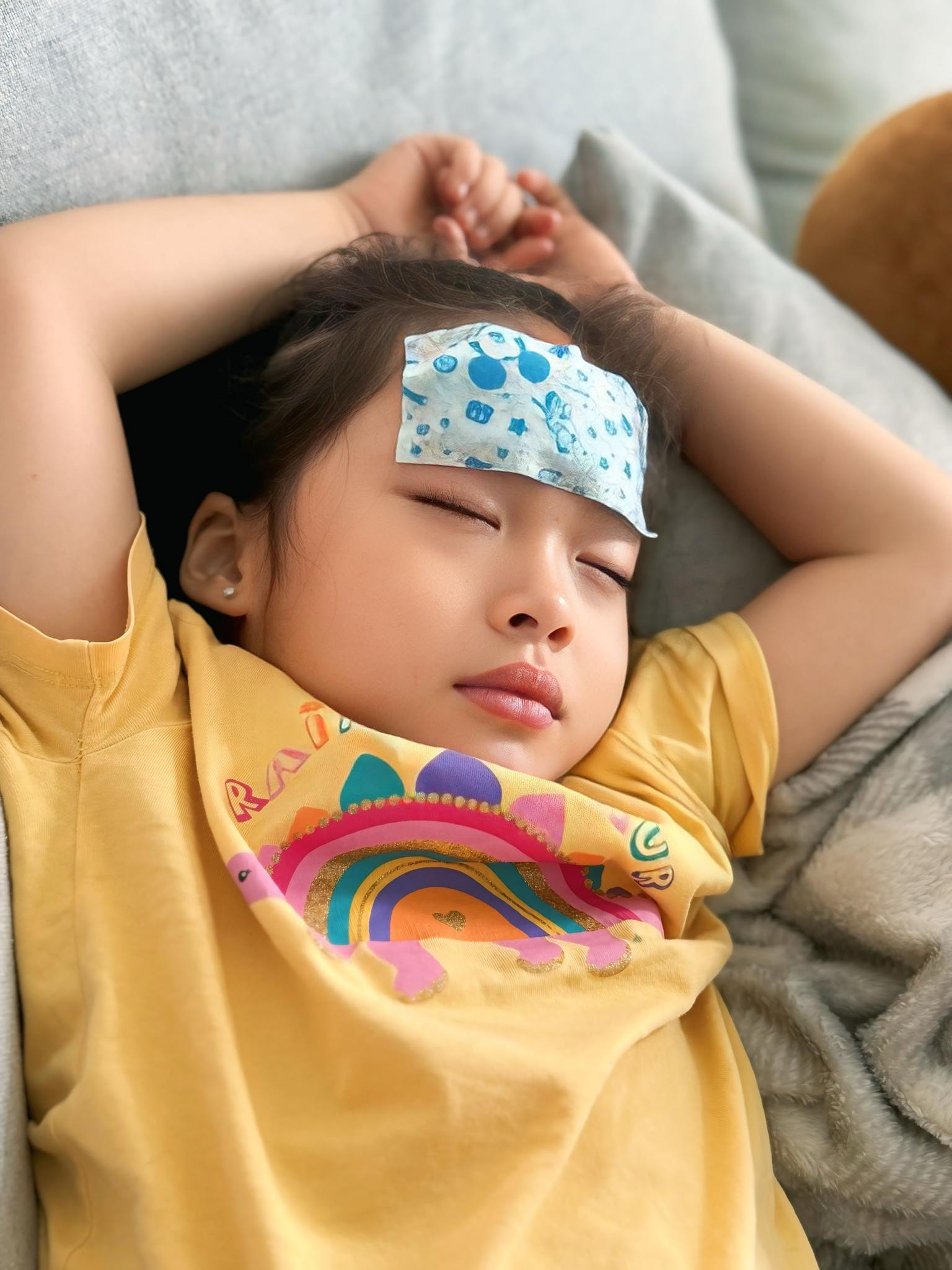 Pha Lê hốt hoảng vì con gái bị bệnh, sốt liên tục không thuyên giảm: