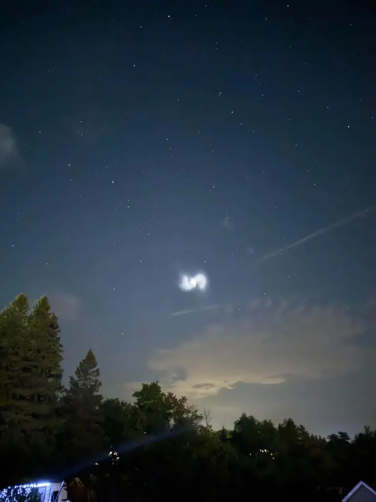 Nhìn lên bầu trời đêm người dân sợ hãi khi thấy luồng sáng kỳ lạ- Ảnh 1. Nhìn lên bầu trời đêm người dân sợ hãi khi thấy luồng sáng kỳ lạ- Ảnh 1.