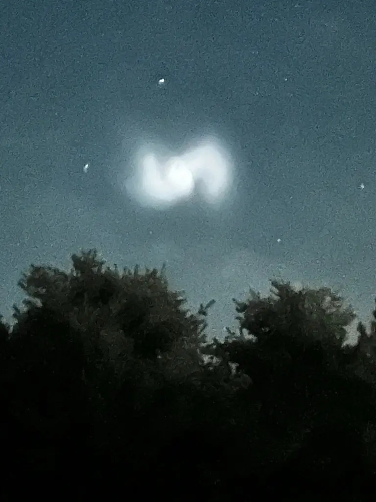 Nhìn lên bầu trời đêm người dân sợ hãi khi thấy luồng sáng kỳ lạ- Ảnh 2. Nhìn lên bầu trời đêm người dân sợ hãi khi thấy luồng sáng kỳ lạ- Ảnh 2.