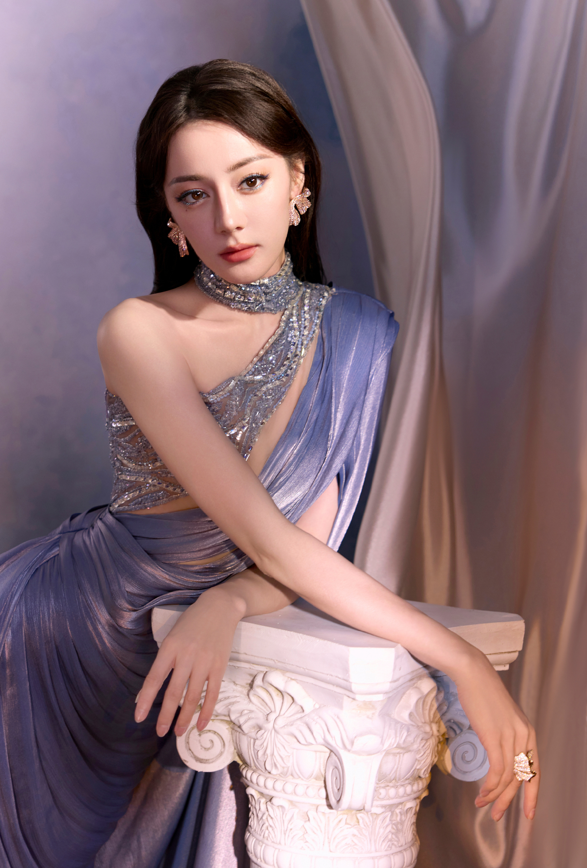 Lạ như Địch Lệ Nhiệt Ba: Đi sự kiện đẹp xuất sắc, lên màn ảnh nhạt nhòa đến khó tin- Ảnh 1.