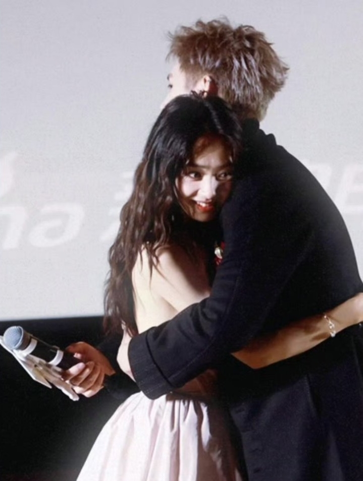 Trung Quốc kiếm đâu ra người thứ 2 có vòng eo đẹp cỡ này: Nhỏ chỉ bằng 1 bàn tay, cứ xuất hiện là gây sốc visual- Ảnh 7. Trung Quốc kiếm đâu ra người thứ 2 có vòng eo đẹp cỡ này: Nhỏ chỉ bằng 1 bàn tay, cứ xuất hiện là gây sốc visual- Ảnh 7.