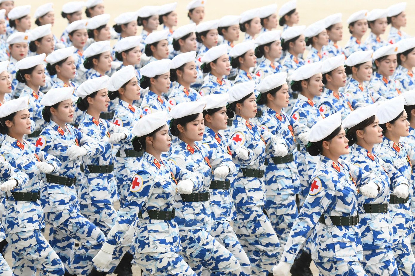 1-1756817563-249-width1390height925 Những 'bông hồng thép' trong lễ diễu binh trên Quảng trường Ba Đình - 2