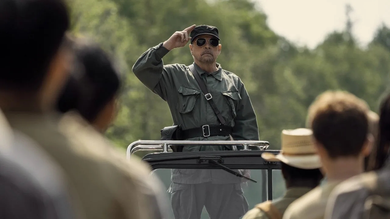 Lần đầu có bộ phim ép khán giả vừa đi bộ vừa xem suốt gần 2 tiếng, dừng lại là bị mời ra khỏi rạp- Ảnh 3.