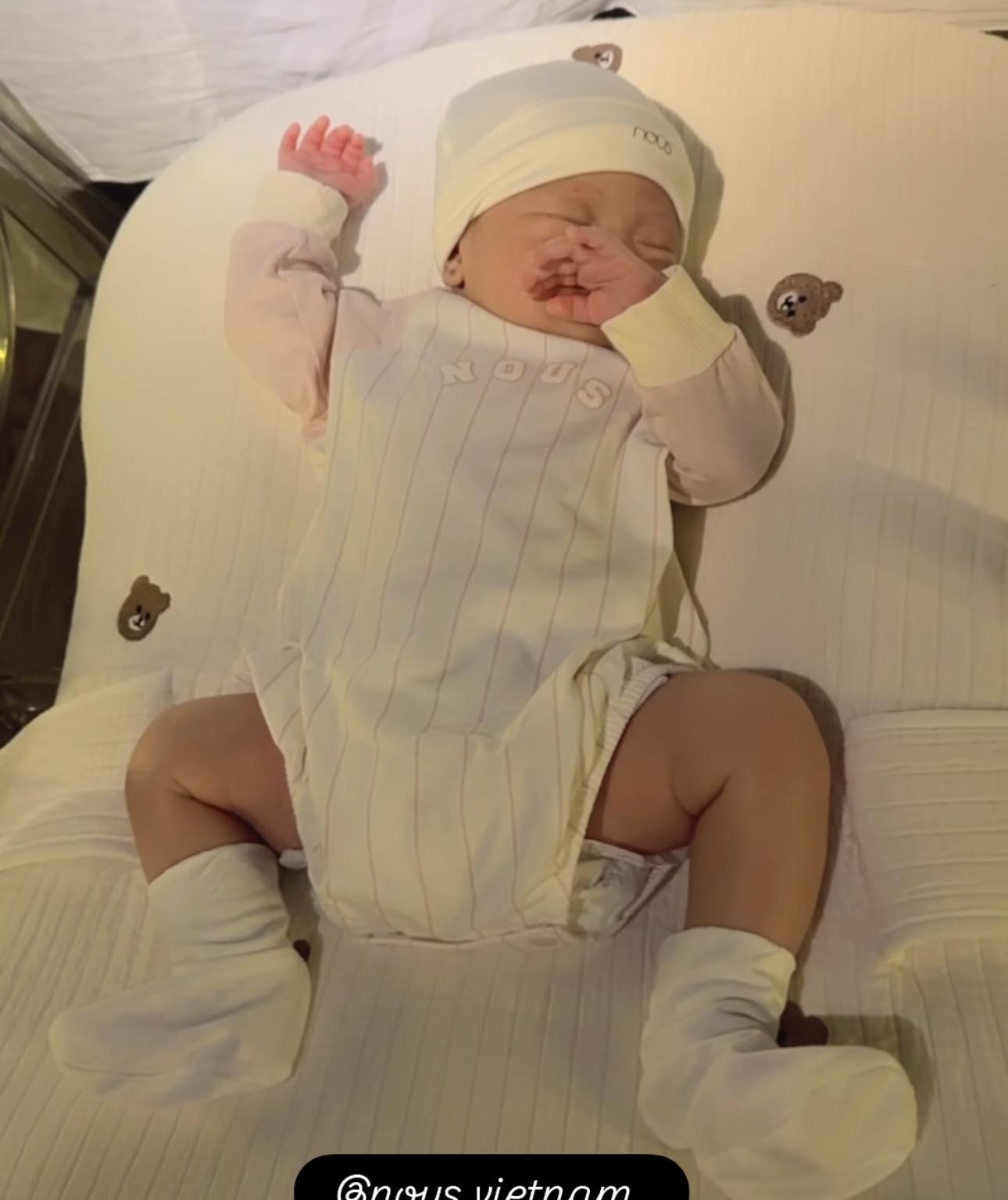 Quỳnh Lương tổ chức tiệc đầy tháng ấm cúng cho con gái, cô bé được mẹ khen ở điểm này- Ảnh 4.