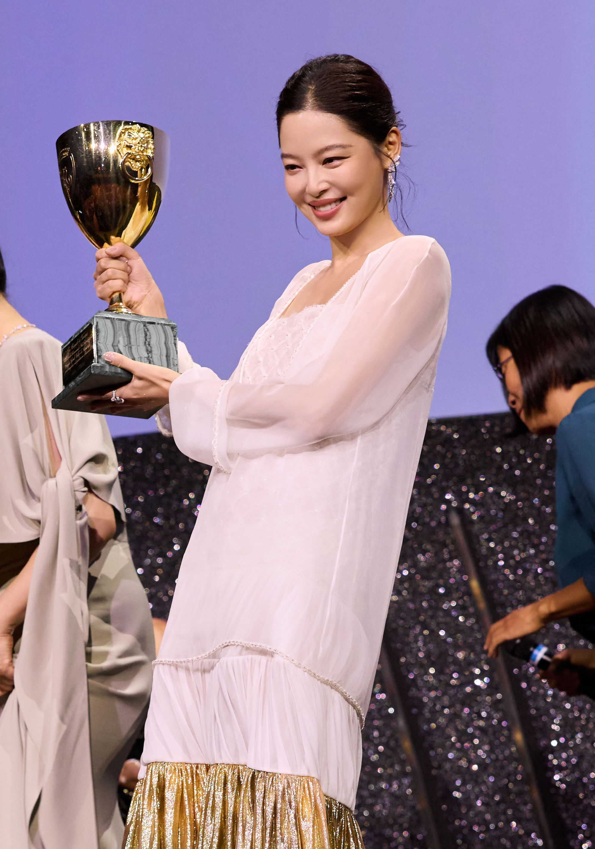 Từ cái bóng mờ nhạt trở thành Ảnh hậu quốc tế, sao nữ khiến Lưu Diệc Phi, Triệu Lệ Dĩnh bị chê cười- Ảnh 1. Từ cái bóng mờ nhạt trở thành Ảnh hậu quốc tế, sao nữ khiến Lưu Diệc Phi, Triệu Lệ Dĩnh bị chê cười- Ảnh 1.