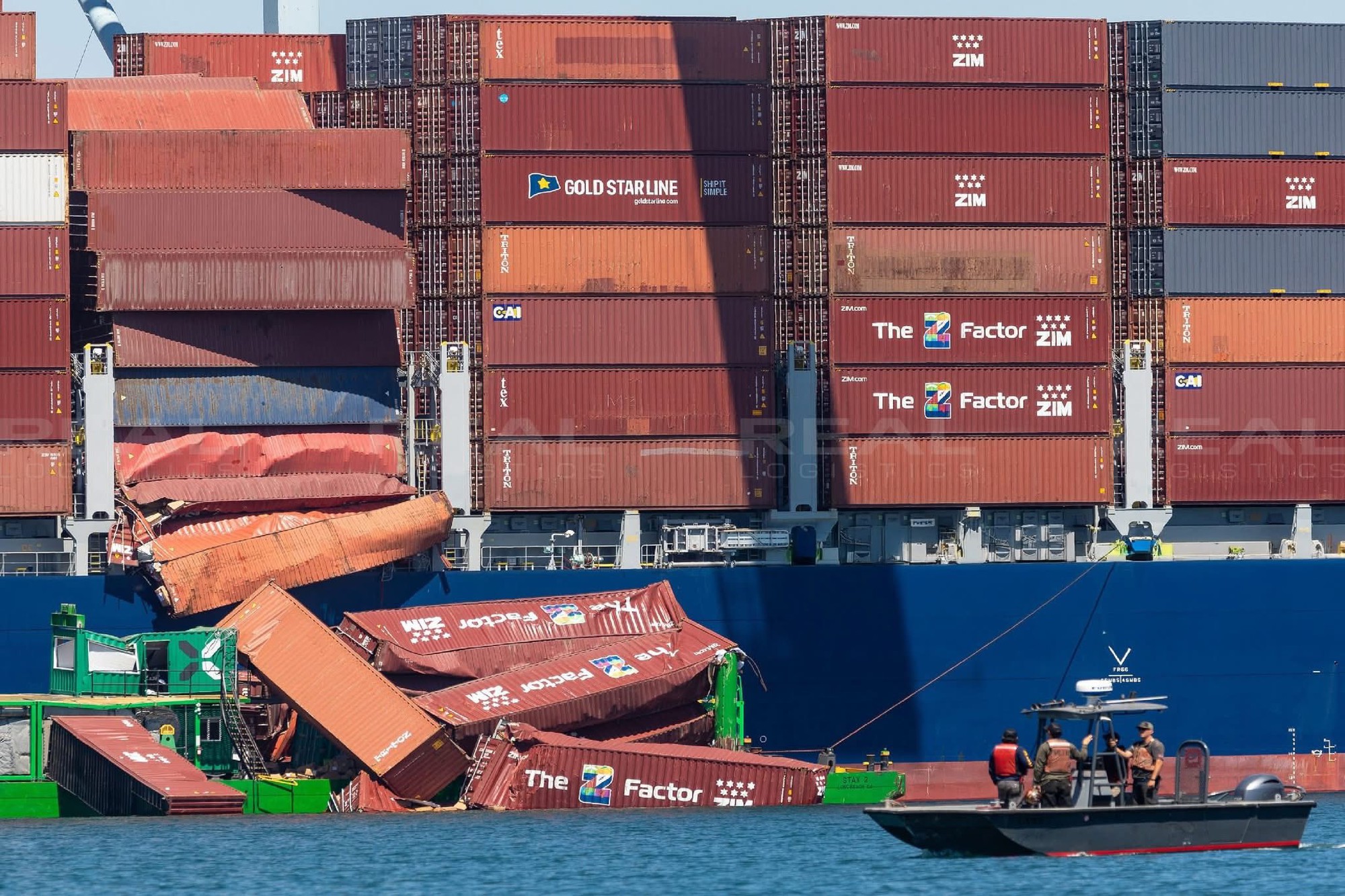 67 container rơi khỏi tàu hàng Zim Mississippi, trôi nổi trên biển tại cảng Long Beach, Mỹ- Ảnh 1.