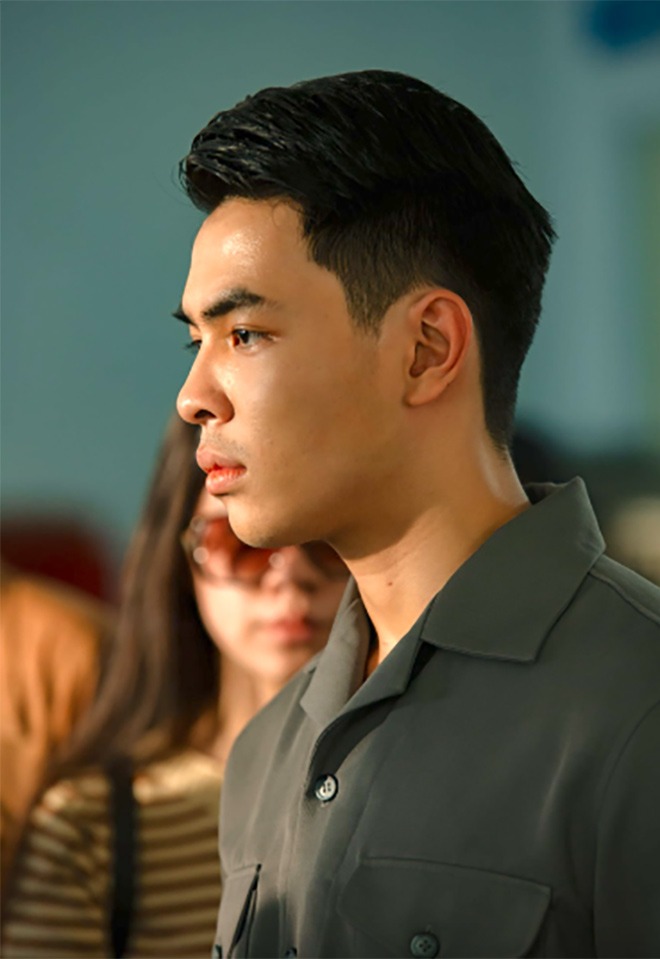 Không ngờ cậu nhóc từng gây sốt Vbiz này lại là cảnh vệ điển trai trong Tử Chiến Trên Không, đúng là con trai