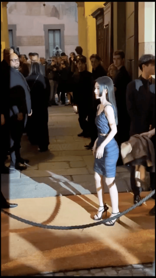 Mỹ nữ 4000 năm bị chê “giả từ đầu đến chân”- Ảnh 1.