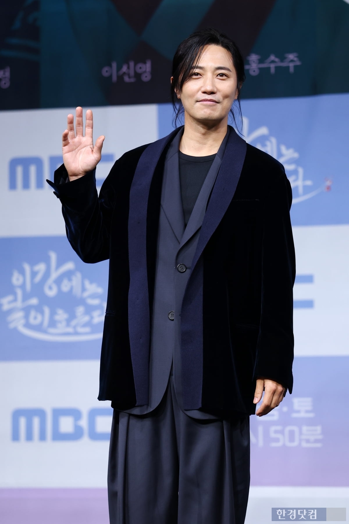 Dụi mắt 7749 lần vẫn không nhận ra mỹ nam đẹp nhất Hậu Duệ Mặt Trời, sao anh lại ra nông nỗi này?- Ảnh 4.