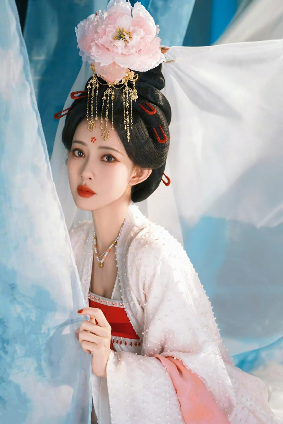 Lần đầu có mỹ nhân bị tung cáo trạng với 7