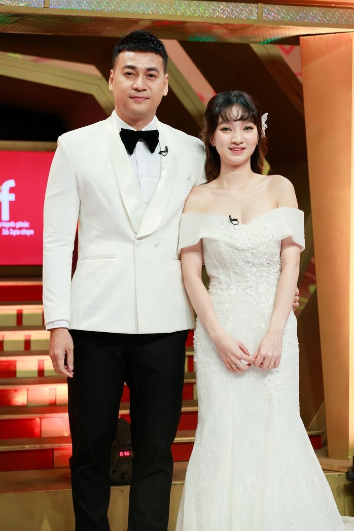 "Trai nhảy Vbiz" lấy vợ kém 17 tuổi: Vừa tốt nghiệp cấp 3 đã cưới gấp, visual U40 khó tin 1 18 1679876370831798104037 1759425977078 1759425977314946116567 1759457667631 17594576678201735093926