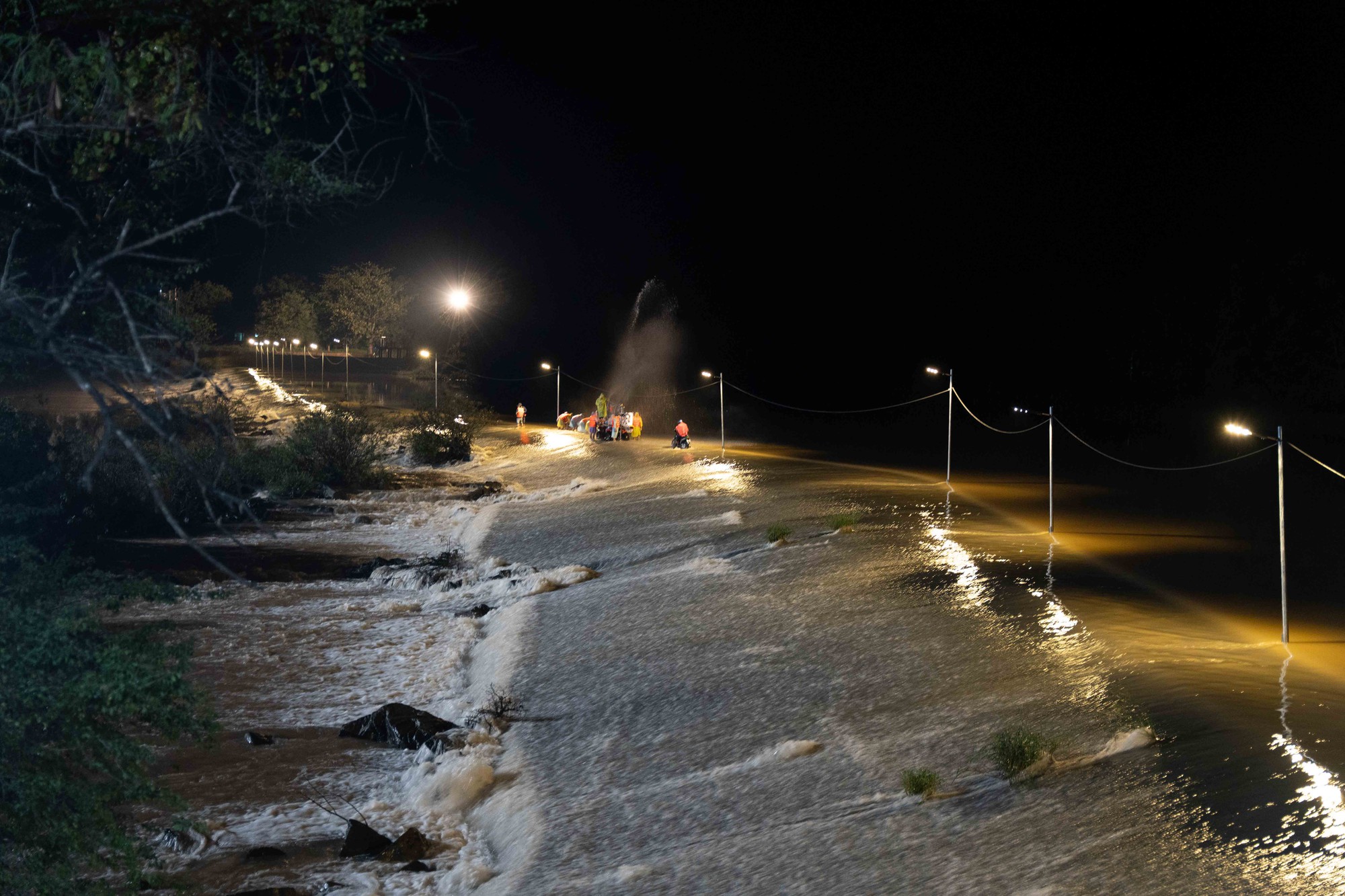 Cảnh quay sốc nhất Lật Mặt 8: Nước lũ cuốn trôi thiết bị, Lý Hải liều mình lao vào nguy hiểm- Ảnh 1. Cảnh quay sốc nhất Lật Mặt 8: Nước lũ cuốn trôi thiết bị, Lý Hải liều mình lao vào nguy hiểm- Ảnh 1.