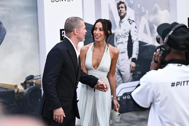 Brad Pitt bên bạn gái kém 29 tuổi- Ảnh 8. Brad Pitt bên bạn gái kém 29 tuổi- Ảnh 8.