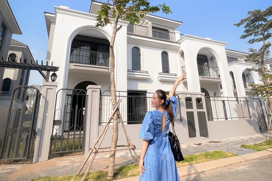 Phú bà Vbiz mua 20.000m2 đất chỉ để nuôi gà, sở hữu 4 biệt thự triệu đô, đóng phim nào cũng hot điên đảo- Ảnh 5.