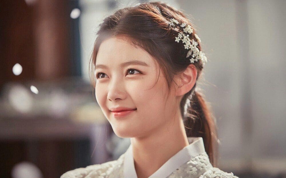 Nhìn Kim Yoo Jung mà rợn cả người- Ảnh 1.