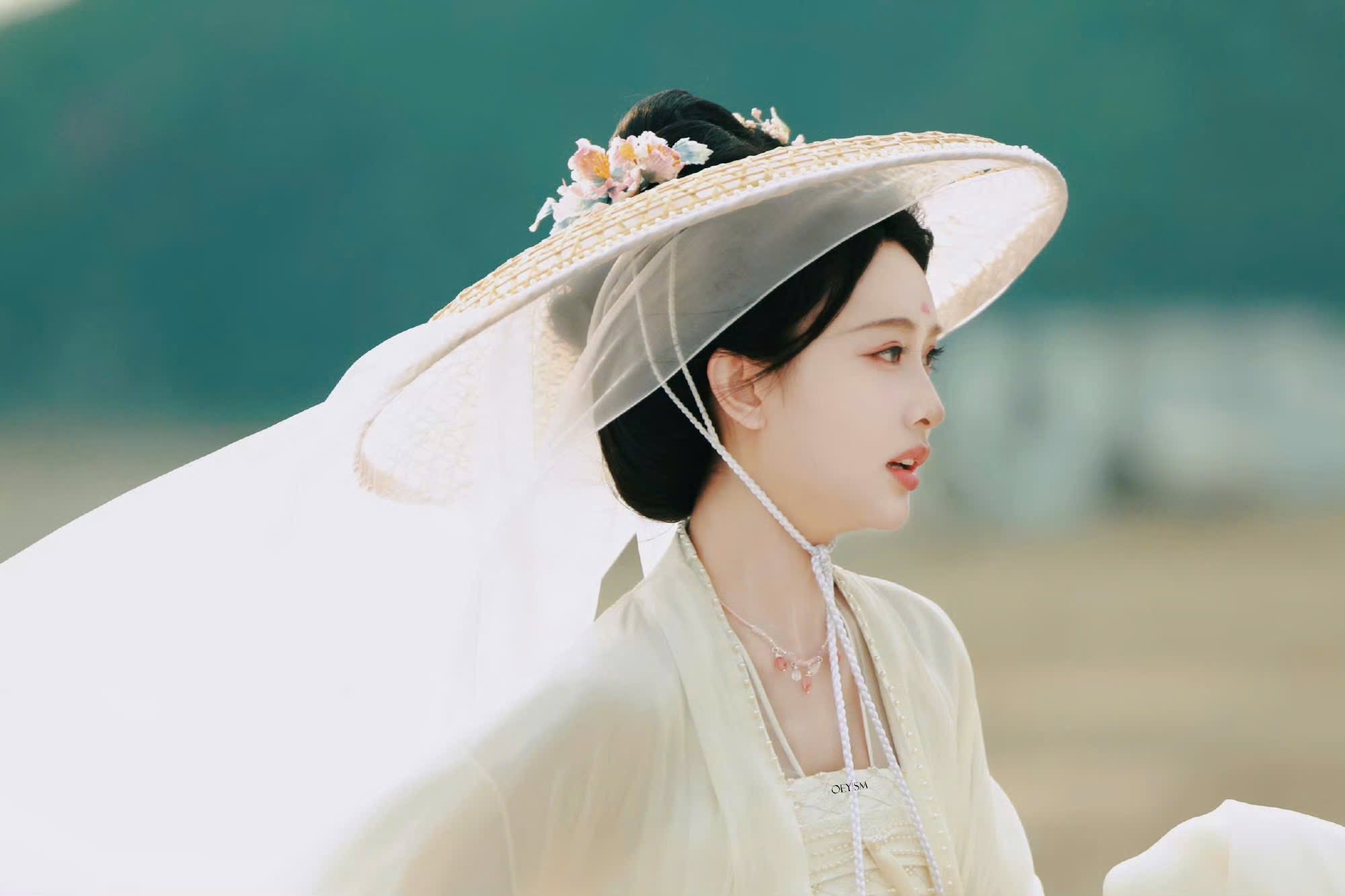 Nơi nào có mỹ nhân này nơi đó là thắng cảnh nhân gian: Nhan sắc như bước ra từ tranh cổ, đến cả gió cũng nâng niu- Ảnh 1. Nơi nào có mỹ nhân này nơi đó là thắng cảnh nhân gian: Nhan sắc như bước ra từ tranh cổ, đến cả gió cũng nâng niu- Ảnh 1.