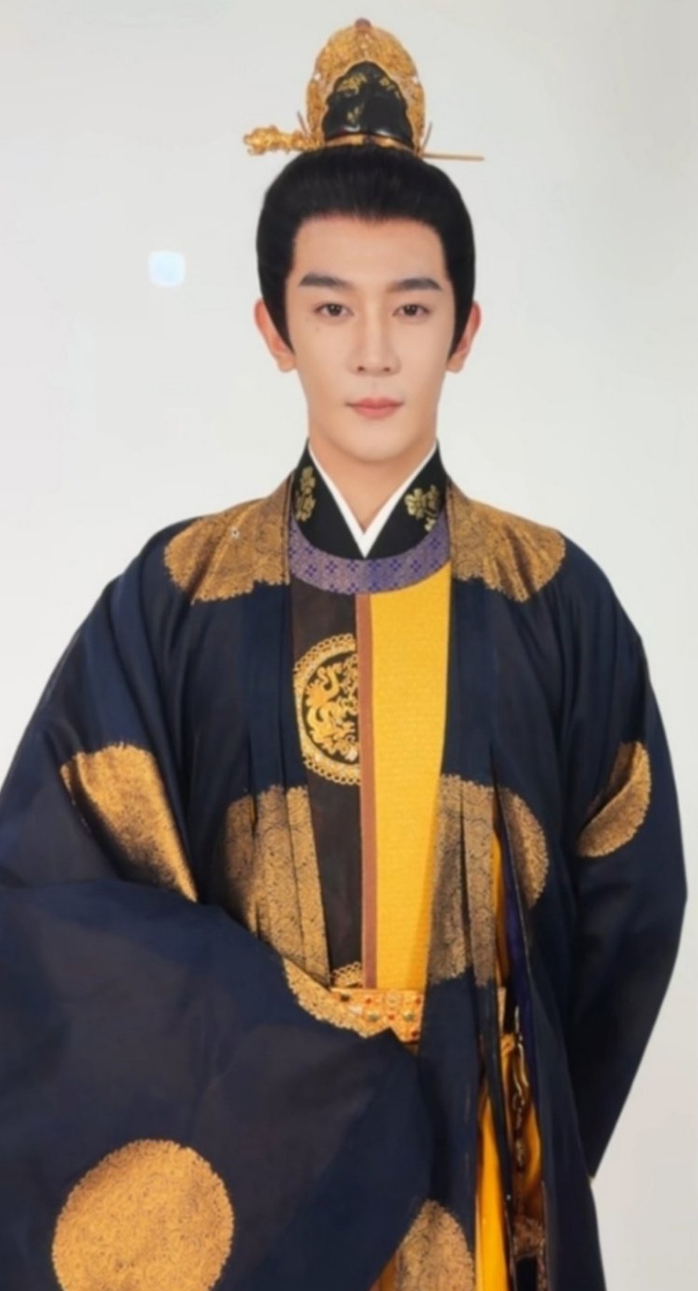 Hoàng đế nào mà mặc đồ vàng mã như vậy trời: Thẩm mỹ âm vô cực, đẹp đến mấy cũng vô phương cứu chữa- Ảnh 3. Hoàng đế nào mà mặc đồ vàng mã như vậy trời: Thẩm mỹ âm vô cực, đẹp đến mấy cũng vô phương cứu chữa- Ảnh 3.