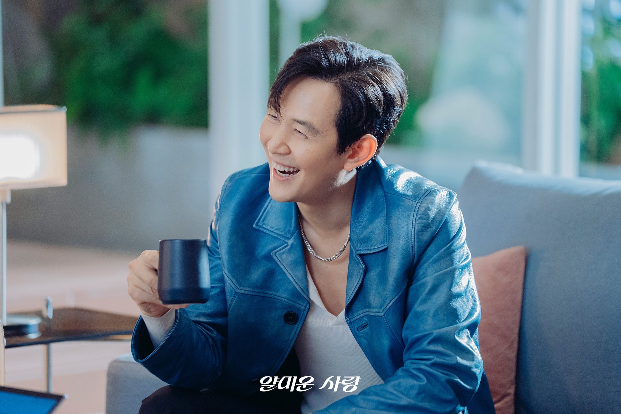 Ai cấm tài tử này đóng ngôn tình giùm với: 52 tuổi vẫn yêu đương sến sẩm, gọi đàn chị là mẹ mới rùng mình- Ảnh 4. Ai cấm tài tử này đóng ngôn tình giùm với: 52 tuổi vẫn yêu đương sến sẩm, gọi đàn chị là mẹ mới rùng mình- Ảnh 4.